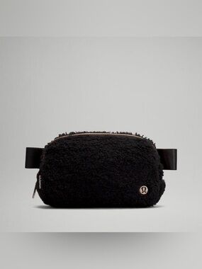 Lululemon Everywhere Belt Bag in the Fleece edition